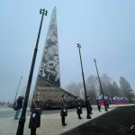 В Барнауле с флагами и маршем открыли стелу Город трудовой доблести