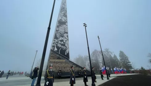 В Барнауле с флагами и маршем открыли стелу Город трудовой доблести