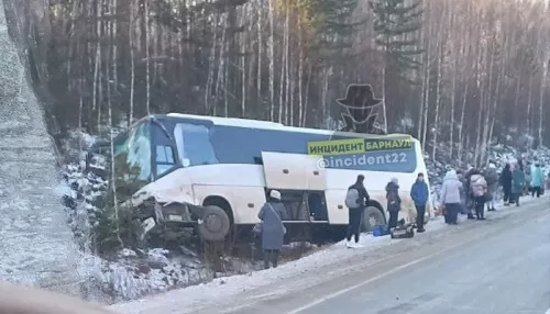 Пассажирский автобус столкнулся с грузовиком рядом с селом Залесово