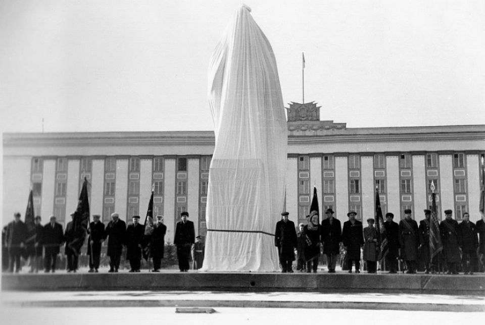Открытие памятника Ленину на пл. Советов 30 октября 1967 года.