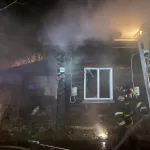 В Бийске спасли шесть человек из пожара в трехквартирном доме
