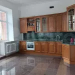 В центре Барнаула продают дубовую квартиру с каменным камином за 18 млн рублей
