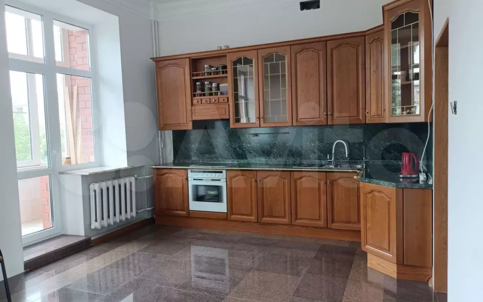 В центре Барнаула продают дубовую квартиру с каменным камином за 18 млн рублей