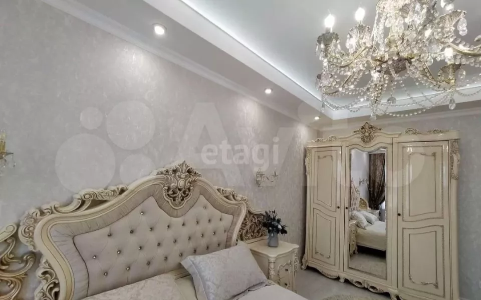 В Барнауле за 17,5 млн рублей продают ослепительную квартиру в стиле неоклассика