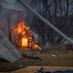 В Барнауле из-за короткого замыкания загорелись хозяйственные постройки
