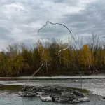 Новосибирская художница удивила туристов на Алтае скульптурой из стекла