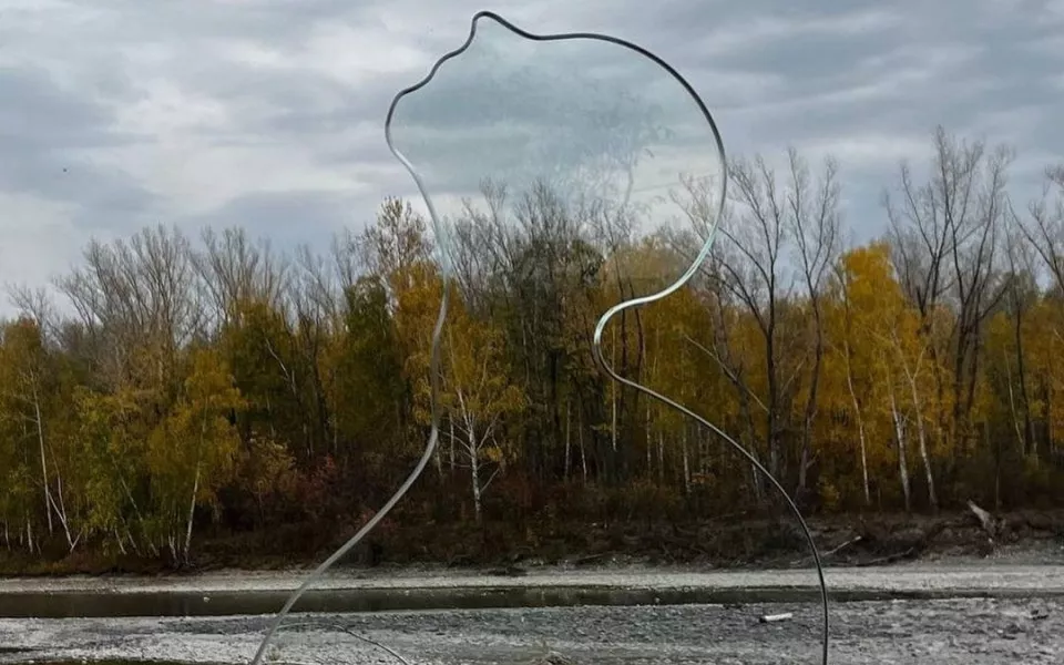 Новосибирская художница удивила туристов на Алтае скульптурой из стекла