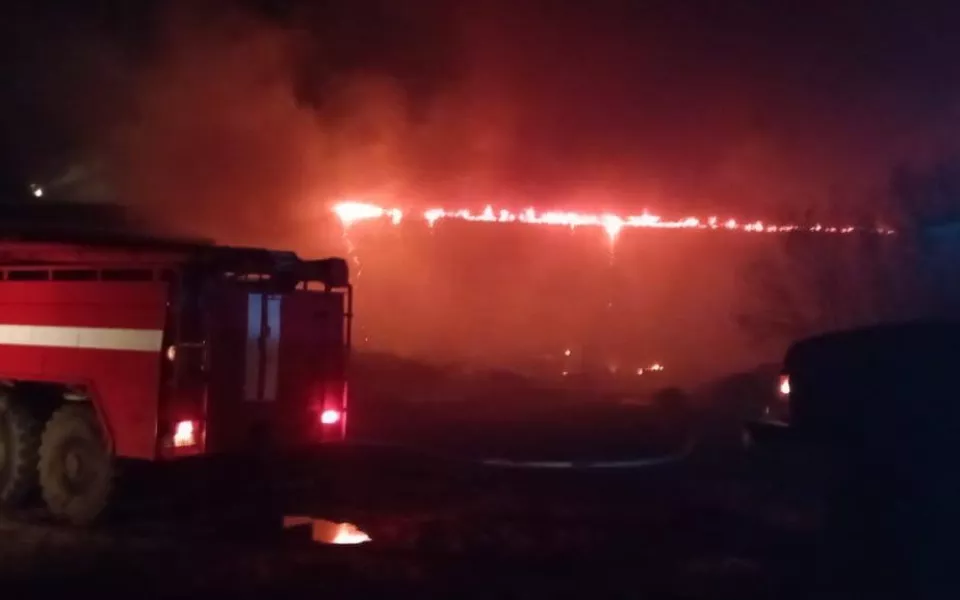 В Камне-на-Оби произошел крупный пожар в здании СТО