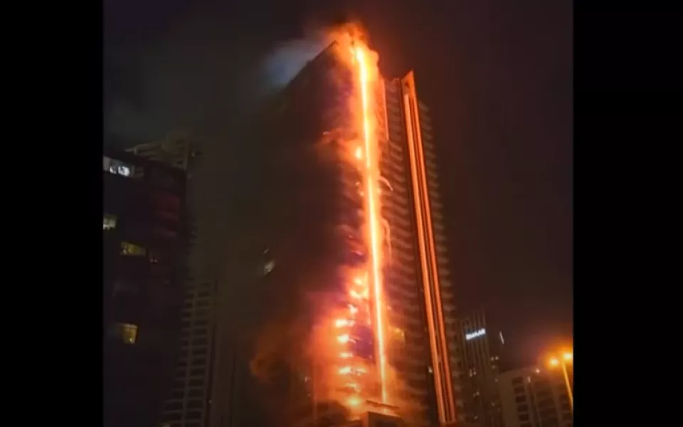 В популярном туристическом районе Дубая загорелся небоскреб