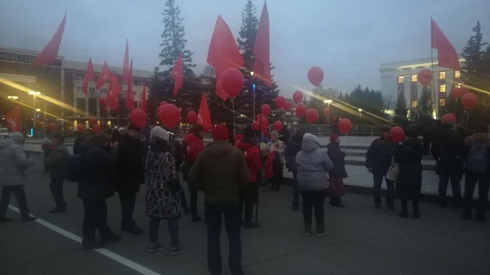 Акция КПРФ в Барнауле по случаю 105-ой годовщины Октябрьской революции