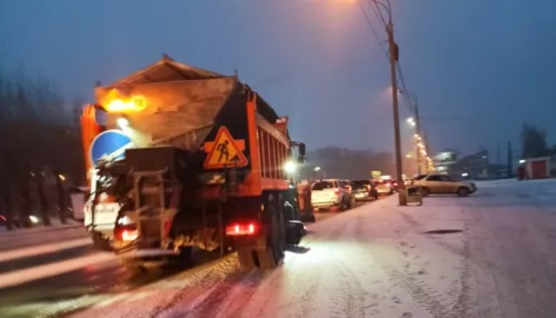 Снегоуборочная техника и дворники вышли на дороги Барнаула