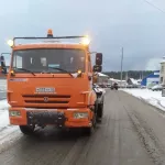 В Барнауле дорожники борются с гололедом и вывозят снежные валы с улиц