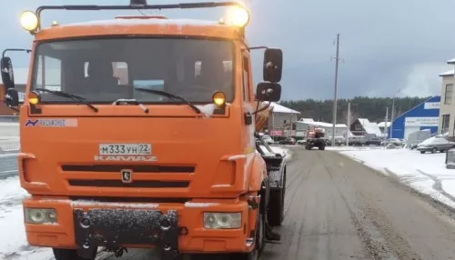 В Барнауле дорожники борются с гололедом и вывозят снежные валы с улиц