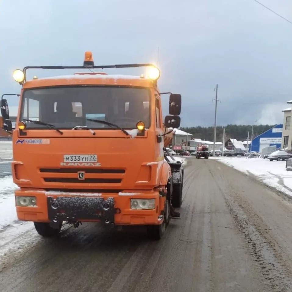 Снегоуборочная техника для посыпки дорог вышла на смену Барнаула - Толк  09.11.2022