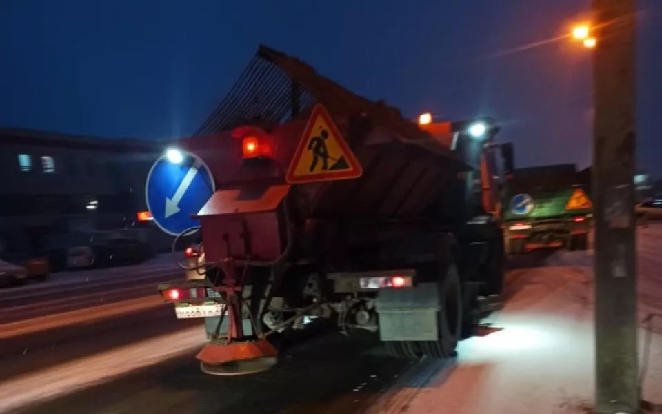 Барнаул в ночь чистили почти 80 снегоуборочных машин