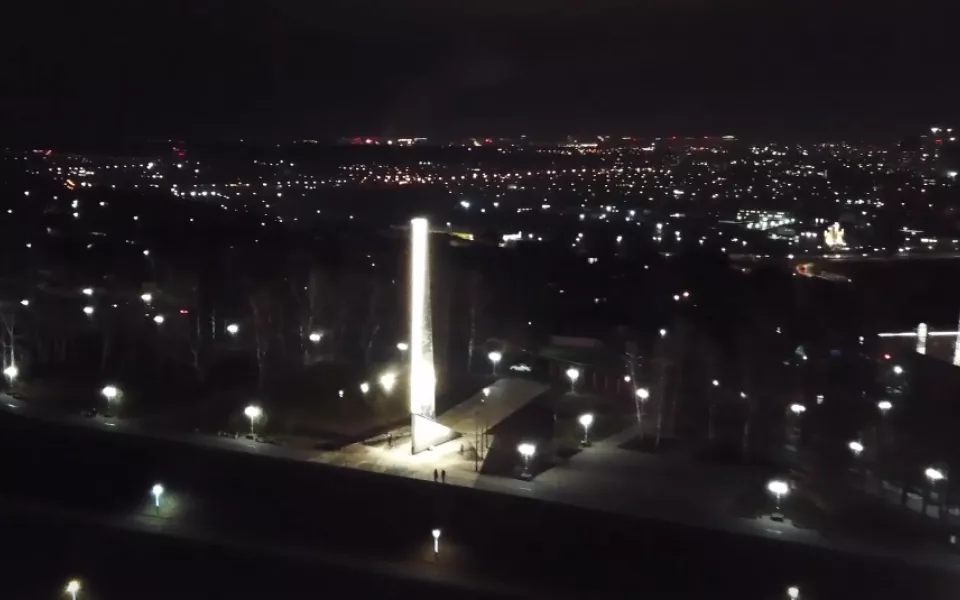 Светящуюся на фоне ночного Барнаула стелу сняли с высоты птичьего полета