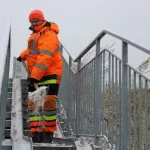Спецбригада взялась за очистку от снега пешеходного пути у моста на Новом рынке