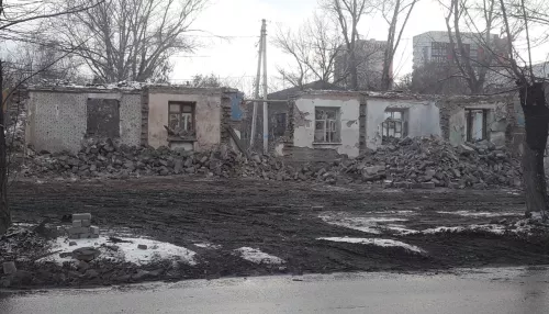 В Барнауле снесли аварийный 74-летний дом на Потоке