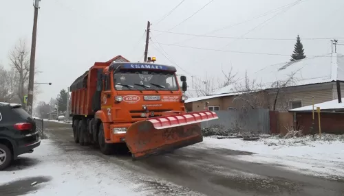 9 ноября в Барнауле 40 машин очищали дороги после снегопада
