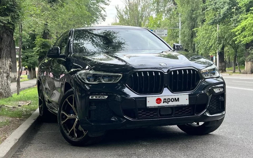 Переливающийся на свету BMW продают почти за 10 млн рублей в Барнауле