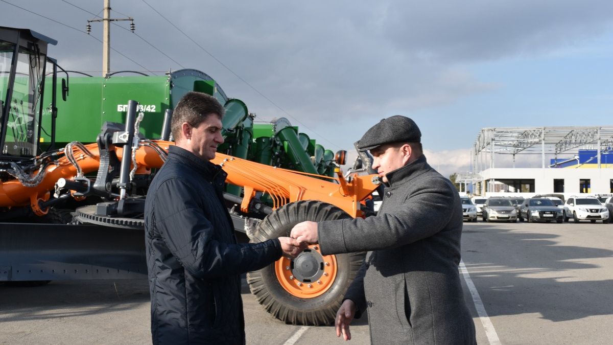 Министр транспорта Алтайского края Антон Воронов передает ключи
