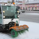Барнаульцам показали, как чистят и обрабатывают реагентом тротуары на Ленина