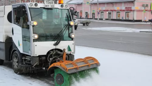 Барнаульцам показали, как чистят и обрабатывают реагентом тротуары на Ленина