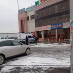 В Барнауле полицейские оцепили здание торгового центра