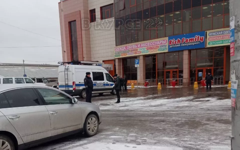 В Барнауле полицейские оцепили здание торгового центра