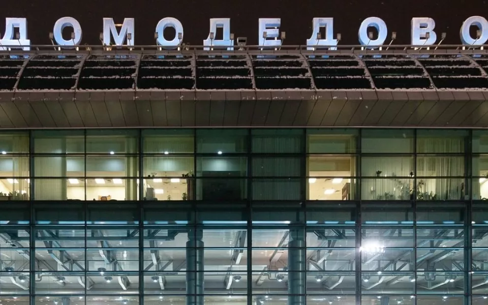 Неизвестные открыли стрельбу в аэропорту Домодедово и ограбили машину