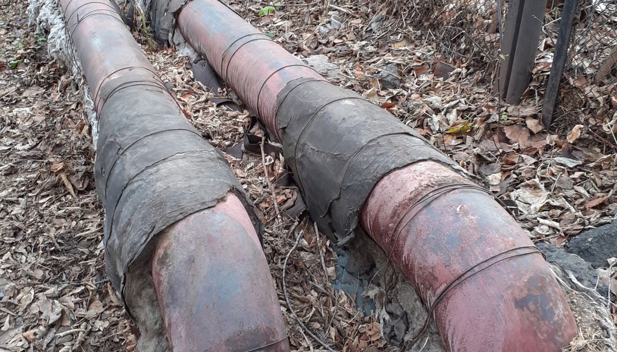 В Бийске жители пожаловались на теплотрассу без изоляции - Толк 11.11.2022