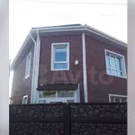 В Барнауле продают дом с сауной и витражными окнами с видом на реку