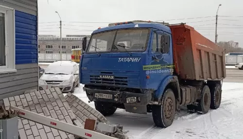 В Барнауле утром КамАЗ  протаранил кирпичный забор