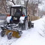 Почти 50 единиц техники выехали на борьбу со снегом в Барнауле