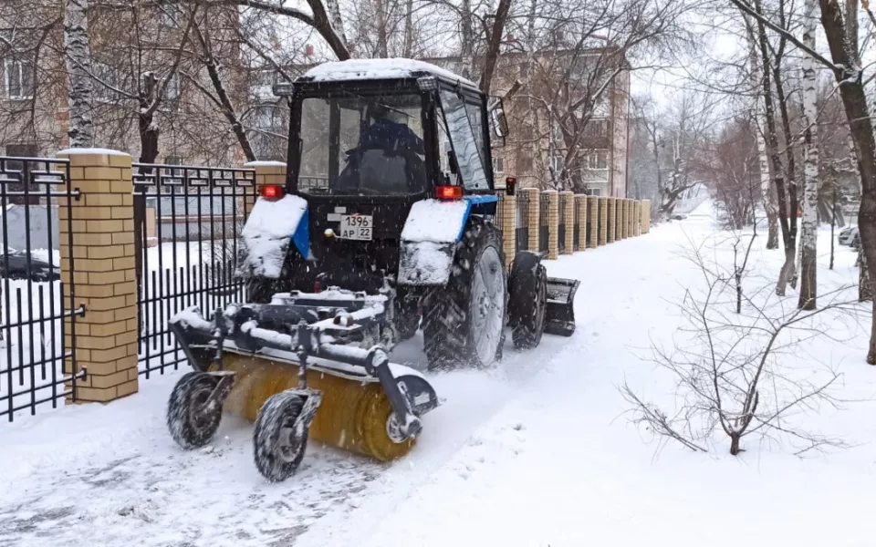 Почти 50 единиц техники выехали на борьбу со снегом в Барнауле