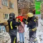 Четверых взрослых и ребенка эвакуировали из горящего дома в Барнауле