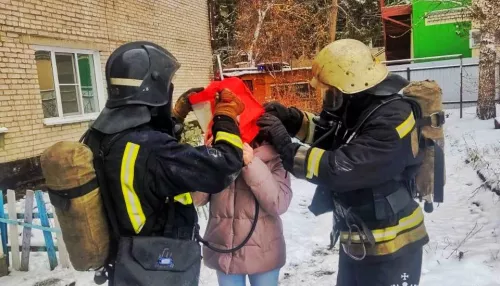 Четверых взрослых и ребенка эвакуировали из горящего дома в Барнауле