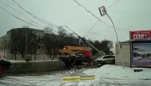 Грузовик зацепил провода и повалил опору освещения в Барнауле