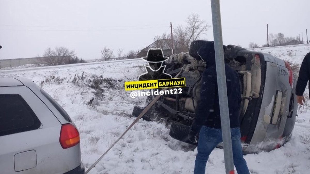 В Алтайском крае автомобили слетают со скользких трасс | 13.11.2022 |  Барнаул - БезФормата