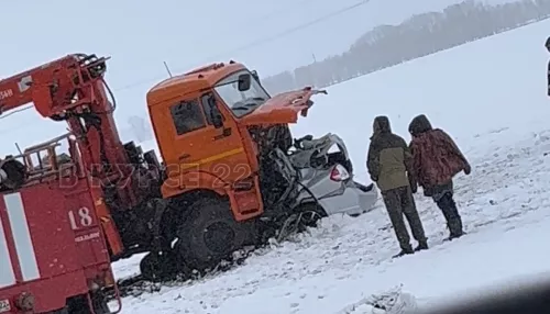 КамАЗ расплющил легковушку на трассе перед Бийском