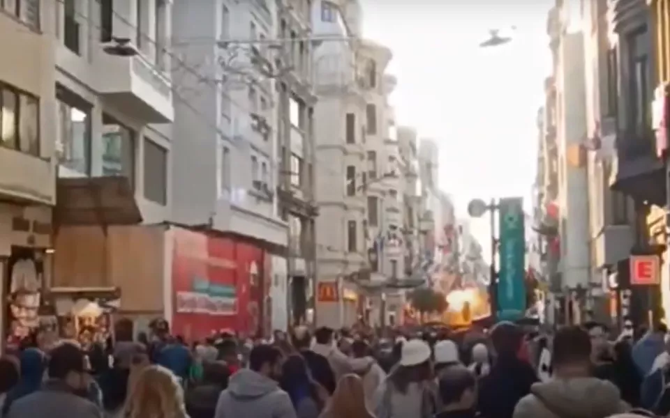 Теракт назван одной из версий взрыва в центре Стамбула