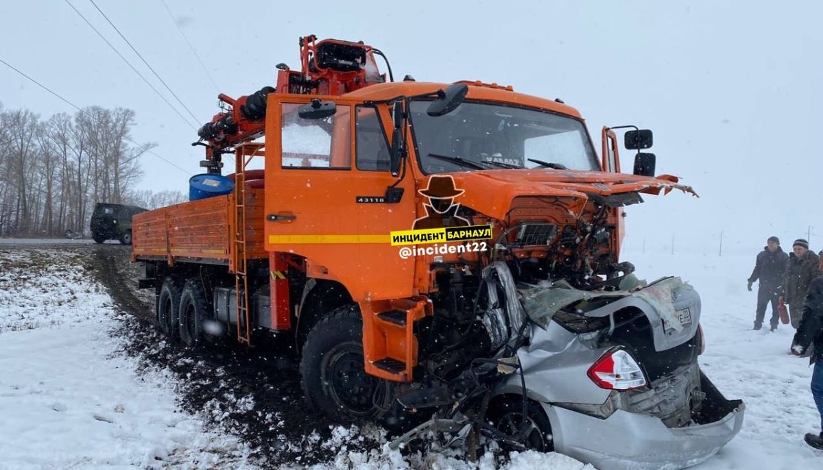 Авария на трассе в Алтайском крае с КАМАЗОМ