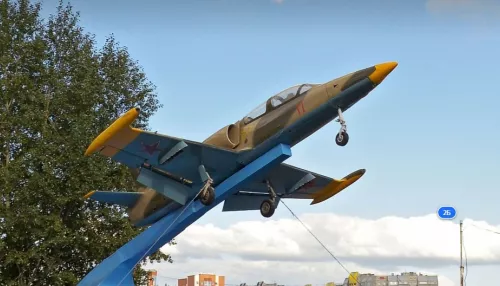 Авиатехник по фото узнал свой самолет, который стал памятником в Барнауле