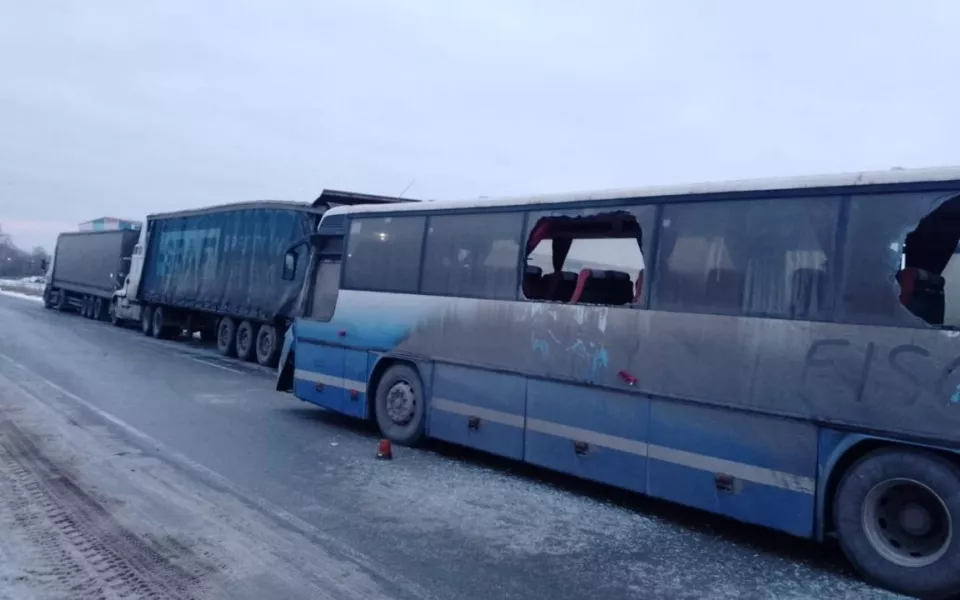 В Новосибирской области автобус столкнулся с грузовиком  пострадали 10 человек