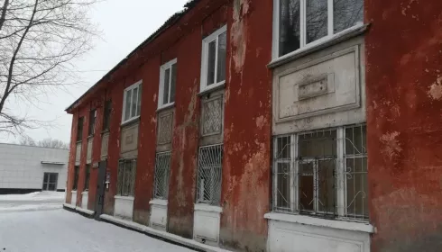 Здание поликлиники с землей выставили на торги в Барнауле