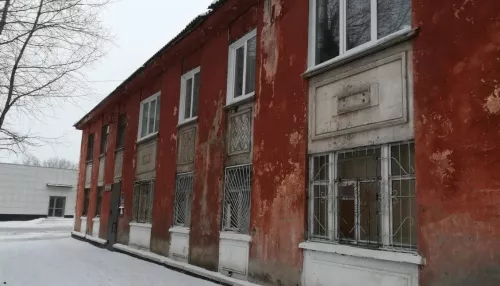 Здание поликлиники с землей выставили на торги в Барнауле