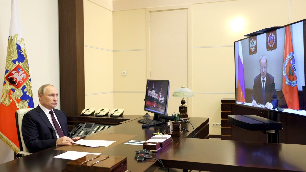 Встреча Владимира Путина с губернатором Алтайского края Виктором Томенко в режиме видеоконференции