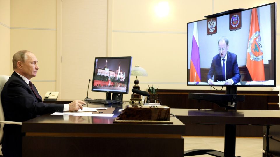 Встреча Владимира Путина с губернатором Алтайского края Виктором Томенко в режиме видеоконференции