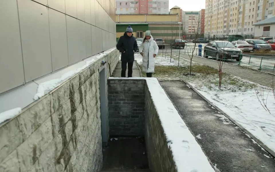 Жительница Барнаула едва не погибла после падения у многоэтажки на ул. Малахова