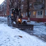 В непогоду на улицы Барнаула вышли десятки единиц техники